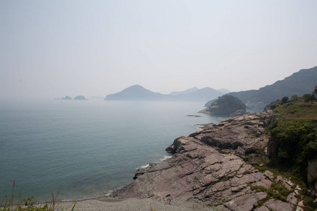 平静的海和岩石