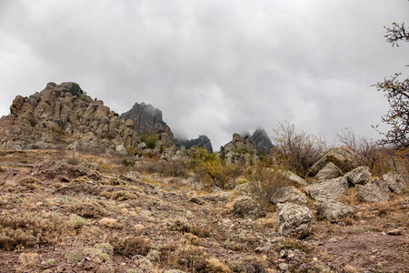 克里米亚的 Demerdzhi 山。自然纪念碑 幽灵谷