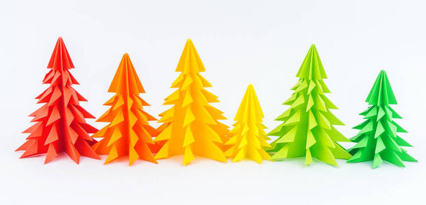 彩色纸圣诞树上的白色背景。新年儿童假期。彩虹折纸