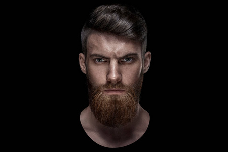 英俊的白种人单胡子英俊的年轻白种人的肖像照片