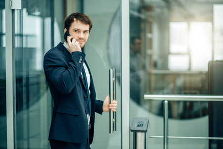 白领上班路上图片