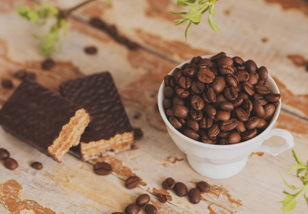 杯咖啡与谷物散落在一个木质的背景。巧克力饼干, 甜甜点