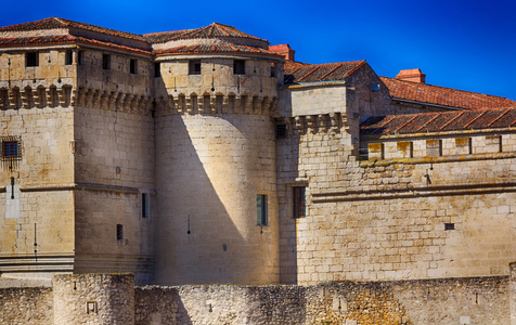 名人在奎利亚尔 西班牙的城市时的那座巨大的城堡
