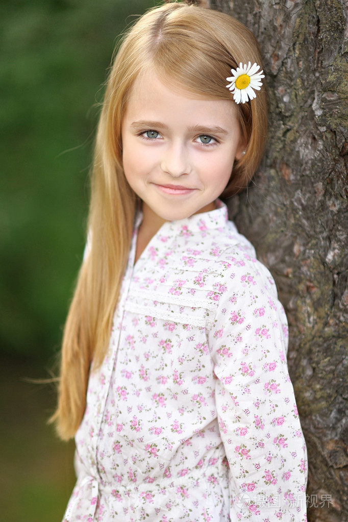 一个美丽的小女孩洋甘菊的肖像