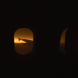 日落时从飞机窗口观看