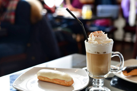 咖啡与奶油和甜点在桌在咖啡馆