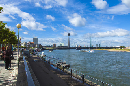 杜塞尔多夫，德国，在 2014 年 7 月 6 日。莱茵河路堤的视图