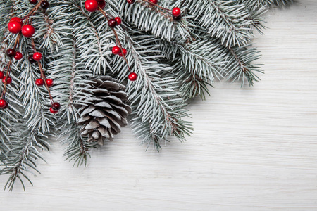 圣诞贺卡白木背景的雪冷杉树和装饰。文本的复制空间的顶部视图