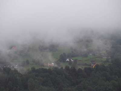 雾在村庄在 carpatian 山