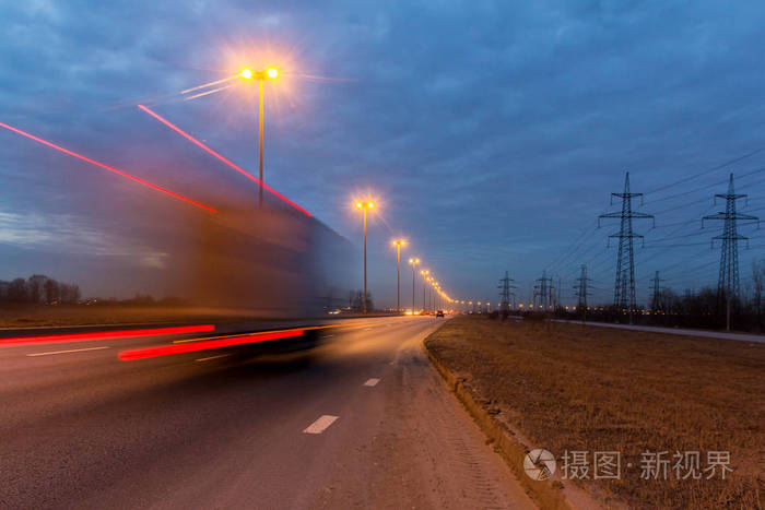 夜灯中的高速公路照片 正版商用图片 摄图新视界 夜灯中的高速公路照片 正版商用图片 摄图新视界