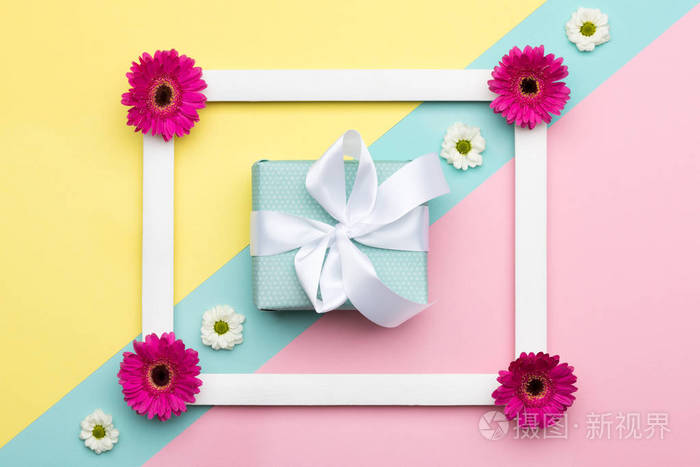 母亲节快乐, 妇女节, 情人节或生日柔和的糖果颜色背景。鲜花平躺与美丽的礼物贺卡