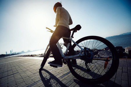 自行车骑单车在日出海岸的路径