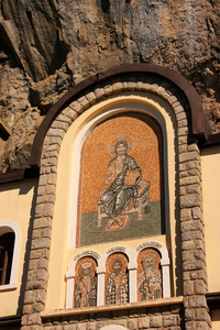 黑山奥斯特罗格修道院的立面上的马赛克图标