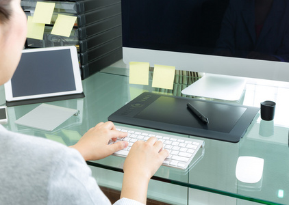 业务女人手在电脑键盘上打字的特写