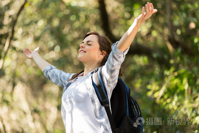 女人在丛林中做深呼吸
