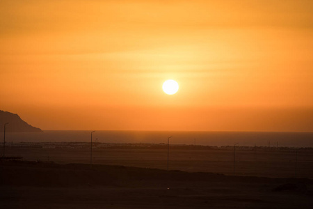 清晨的日出在沙漠中, 橙色的太阳
