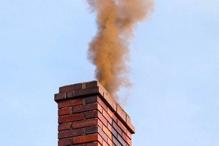 浓烟从房屋烟囱中涌出, 造成空气污染烟雾照片