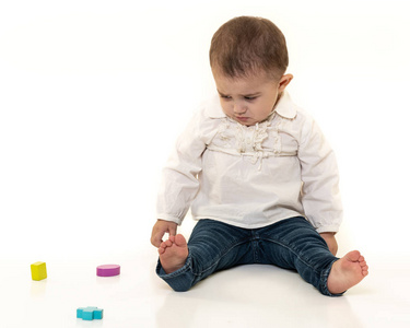 幼儿与一套彩色木制形状的玩具, 在白色背景下隔离
