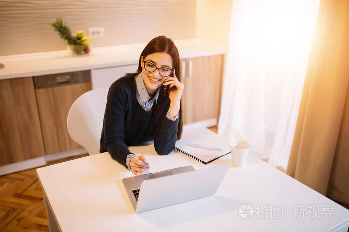 商务女孩在上班的时候在家里做手机聊天复制空间