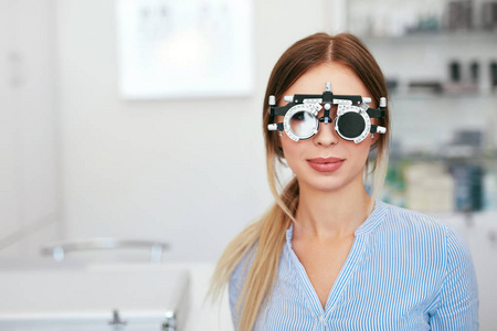 视力测试. 验光师试用镜框中的女性