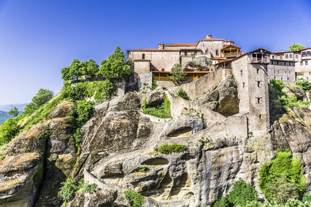 正统希腊修道院的城墙, 建在希腊流星的高岩石悬崖上
