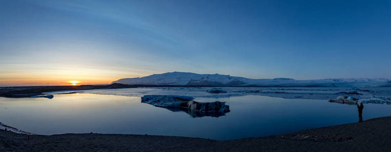 Vatnajokull 泻湖冬季日落全景