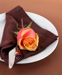 服务板用餐巾和玫瑰特写