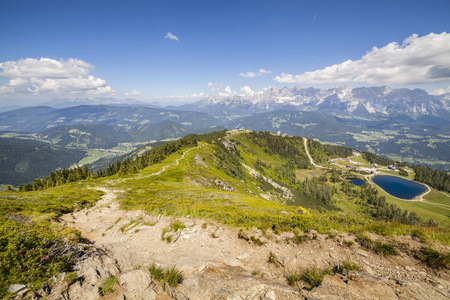 足迹从山 Reiteralm 到 Gasselhoehe 和遥远的山 Dachstein