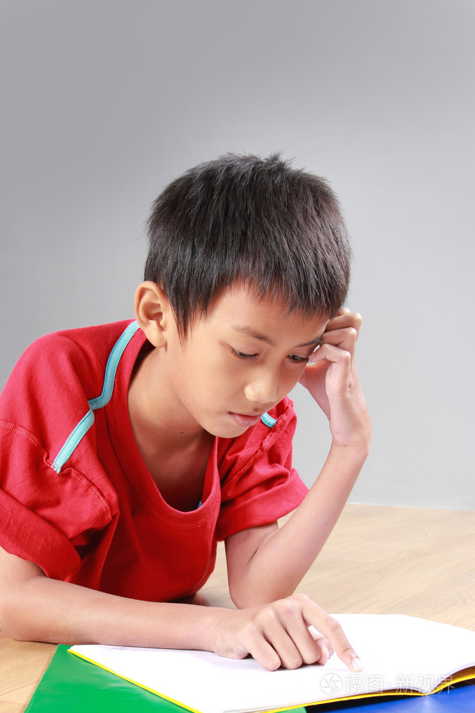 学习在地板上的小男孩