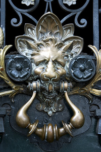 在阿根廷布宜诺斯艾利斯的黄铜门环