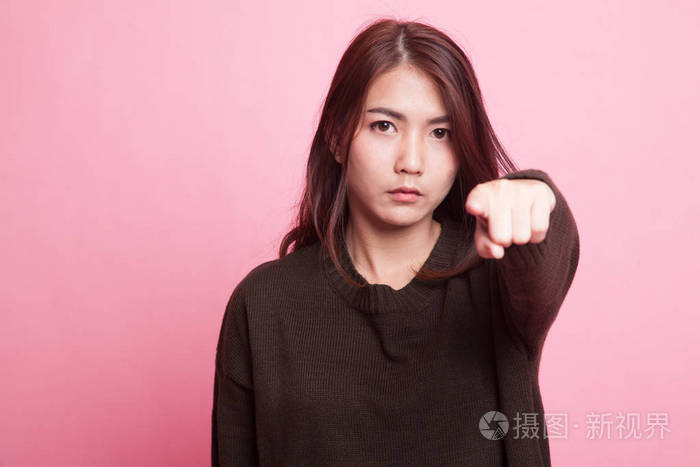 年轻的亚洲女人生气和相机指向