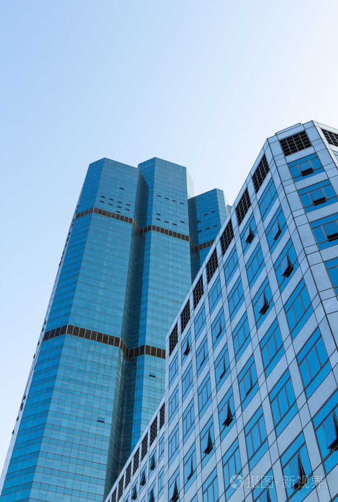 全景视图的现代玻璃大楼蓝蓝的天空