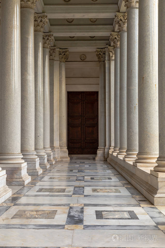 柱廊中的列行.古典风格的柱廊在罗马, 意大利