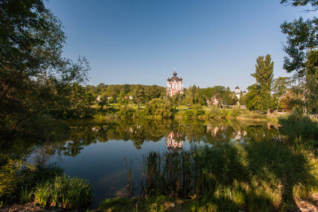 风景与湖在 Kurki 修道院附近, 摩尔多瓦
