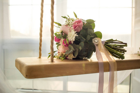 鲜花花束在室内秋千与窗口婚礼背景