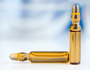 包含黄色药物安瓿照片