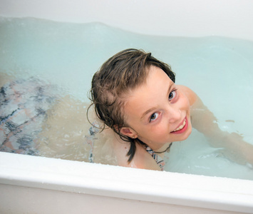 在浴室中的儿童图片