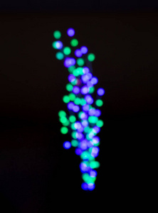 用模糊的有色灯泡制作的圣诞树