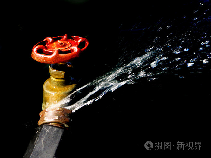 软管水龙头连接漏水和喷水