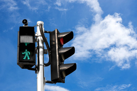 蓝天背景下交通信号灯穿过马路照片