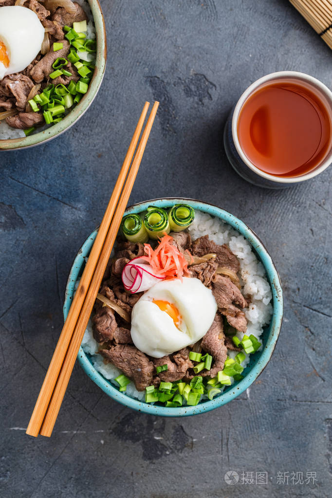 gyudon日本菜牛肉和米饭碗顶部视图