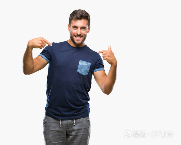 年轻英俊的男人在孤立的背景下, 脸上露出自信的笑容, 用手指自豪和