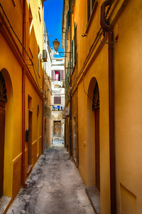 在一个阳光明媚的日子里在意大利老城的美丽冷清的小巷