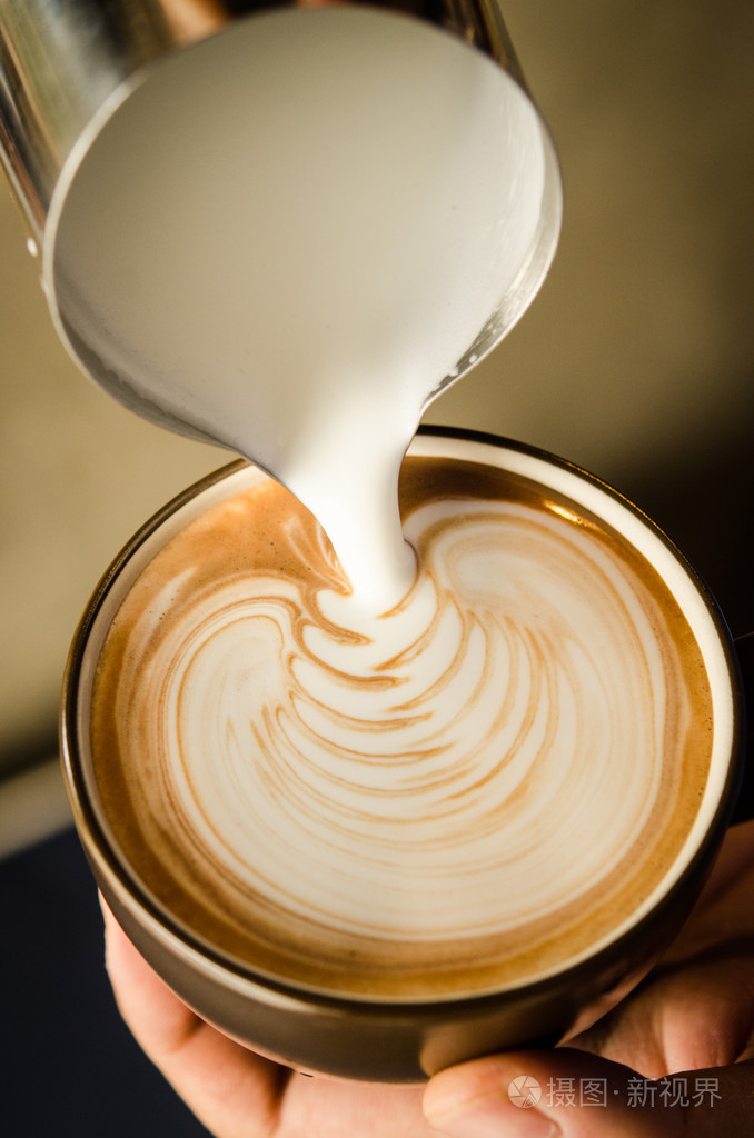 加牛奶的咖啡拿铁艺术