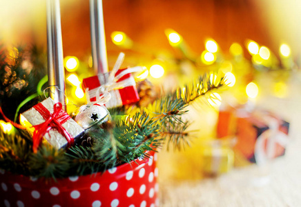 蜡烛和杉木树枝特写镜头, 复古风格的圣诞节装饰在木背景