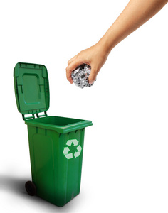 手扔进了绿色的垃圾桶纸回收