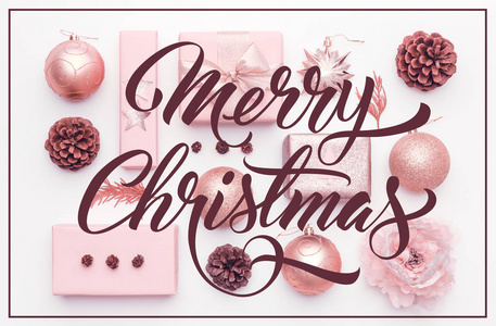 白色背景查出的粉红色圣诞礼物。包装圣诞盒, 圣诞装饰品, 小玩意和松树锥。圣诞节作文