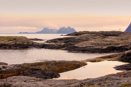 夕阳下的岩石海岸。荒野.美丽的自然挪威。罗弗敦群岛。瑞尼渔村