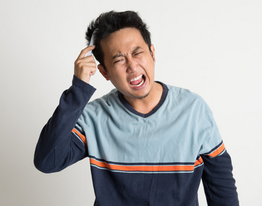 他纠结的头发梳的亚洲人照片