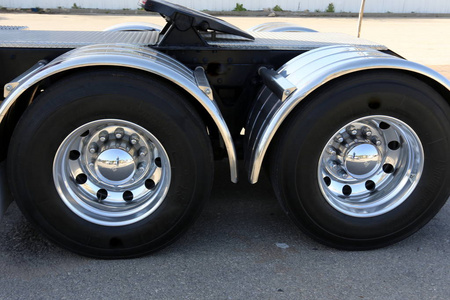 旋转轴车轮是旋转在轴上的圆盘照片